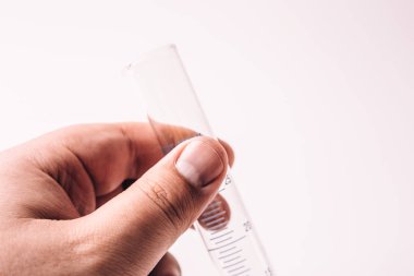 Elini kabı veya test tüpü tutan beyaz zemin üzerine, bilim laboratuarı 