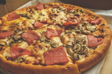 Pizza Mozzarella peyniri, jambon ve mantar petrol ile bir kutu içinde