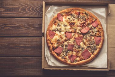 «Ana sayfa» görünümü pizza Mozzarella peyniri ile ahşap masa bir kutusunda, ham