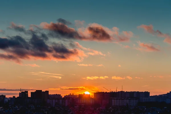 Voronezh Stadt bei Sonnenuntergang, Silhouetten von Häusern im Abenddunst — Stockfoto