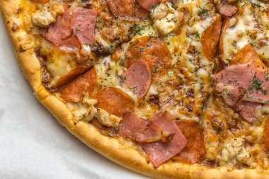 Pizza kapatmak yukarıya fotoğraf, eti malzemeler: jambon, pastırma, tavuk göğsü, lezzetli 