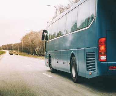 Karayolu üzerinde mavi otobüs sürmek