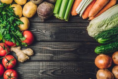 Eski ahşap masa üzerinde farklı sebze
