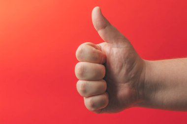 Erkek el başparmak gösterilen