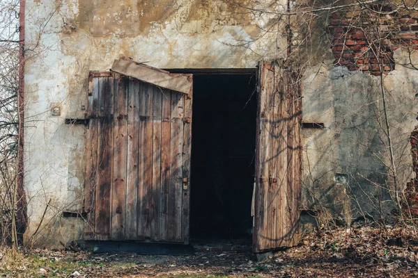 Beschädigtes Holztor — Stockfoto