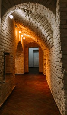 Tuğla ile kaplı koridor