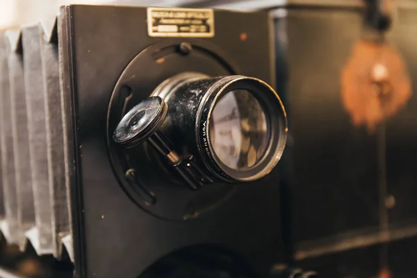 Античный винтажный кинопроектор — стоковое фото