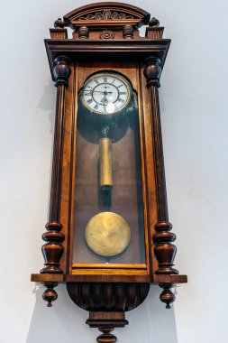 Beyaz duvar eski vintage ahşap saat