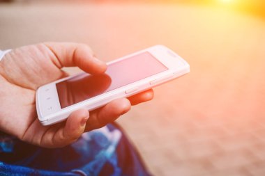 Genç kadının el beyaz smartphone tutarak