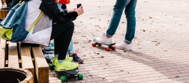 Grup genç hipsters kaykaylar ile