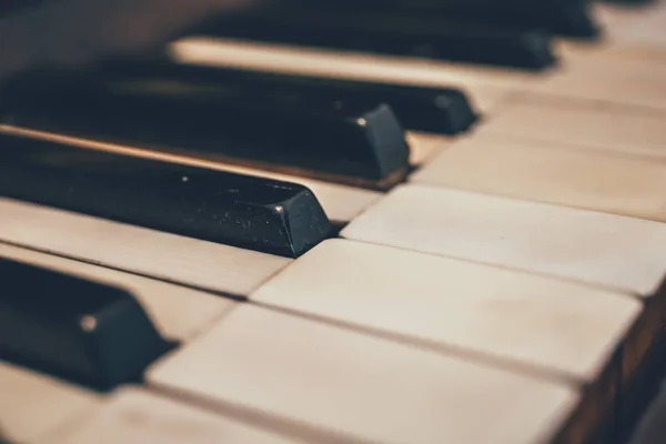 Стара вінтажна клавіатура піаніно з плямами — стокове фото