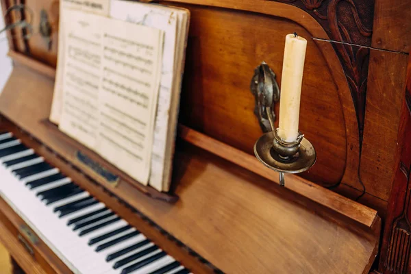 Розмите вінтажне піаніно з нотами — стокове фото
