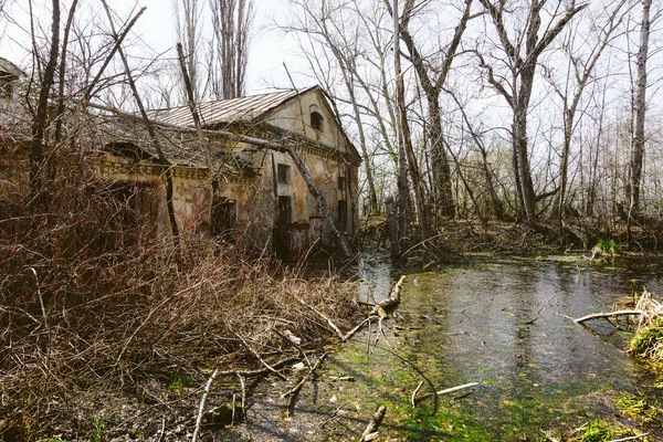 Sala de calderas abandonada o almacén — Foto de Stock