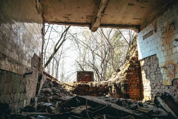 Всередині покинутого будинку, зруйнована стіна — стокове фото