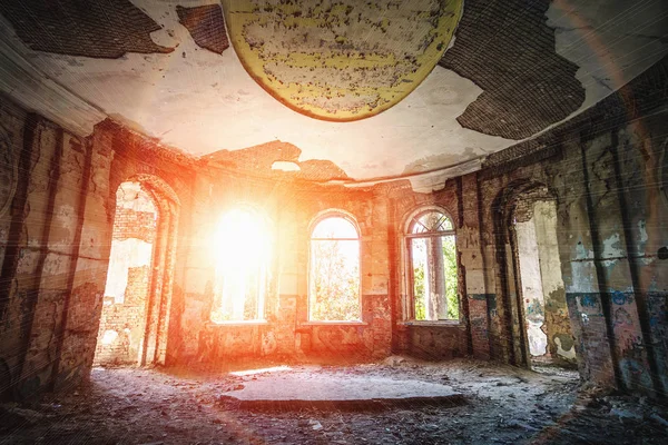 Oude verwoeste verlaten manor of herenhuis — Stockfoto