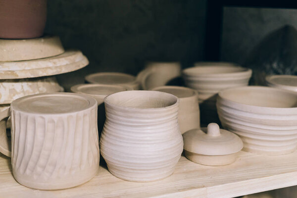 Ручная керамика на деревянной полке
