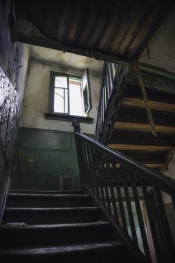 Eski terk edilmiş bir binada korkunç koyu ahşap merdiven