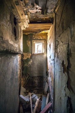 Terk edilmiş evde oda