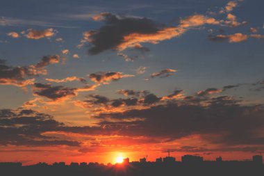 Kentsel cityscape dramatik gün batımında