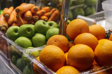 Portakal, elma, havuç plastik kaplarda