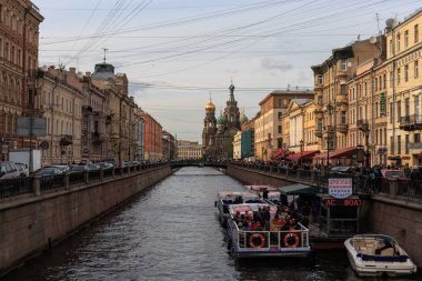 Saint Petersburg, Rusya - 30 Mayıs 2017: Nehir kanalı tekneler, dolgu ve kilise (kurtarıcı dökülen kan üzerinde) kıyamet. Saint Petersburg