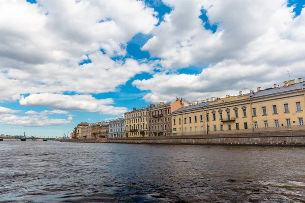 Blick von der Newa auf schöne alte Häuser, st. petersburg, russland — Stockfoto