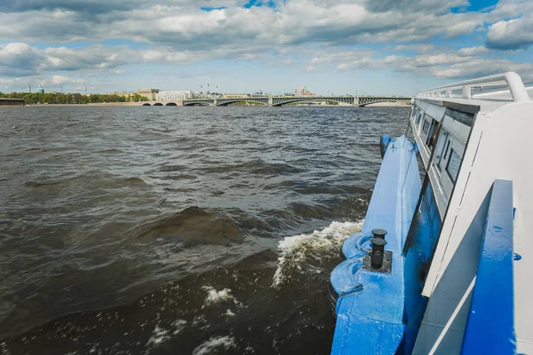 Vista do barco de excursão no rio Neva em São Petersburgo — Fotografia de Stock