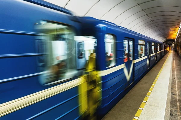 Синий поезд метро прибывает на станцию — стоковое фото