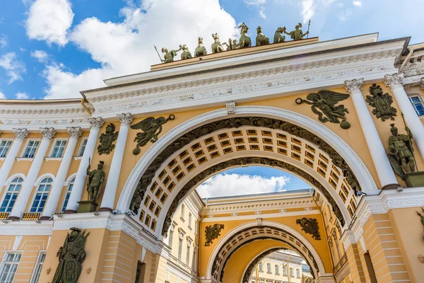 The arch of Russian army general staff on Palace Square in St.Petersburg — Stock Photo, Image