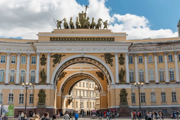 Saint Petersburg, Russia - 30 May 2017: Triumphal Arch of St. Petersburg, Arch of the General Staff Building on Palace Square — Stock Photo, Image