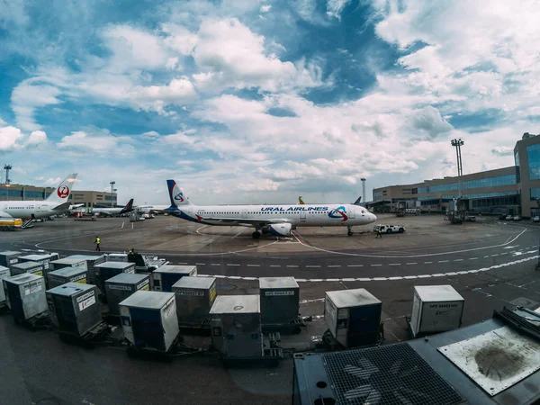 MOSCÚ, RUSIA - 29 de mayo de 2017: Terminal del aeropuerto internacional Domodedovo de Moscú, avión de pasajeros, cajas con carga, vista desde la zona de espera — Foto de Stock