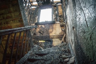 Eski yanmış evinde merdiven