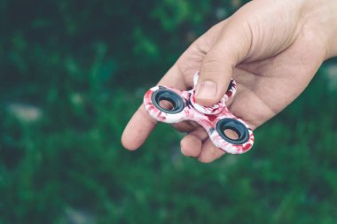 Topluca spinner ile oynayan kız