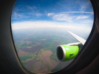 Uçak penceresinden havadan görünümü