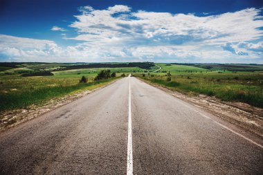 Asfalt yol yeşil tepeler, perspektif arasında