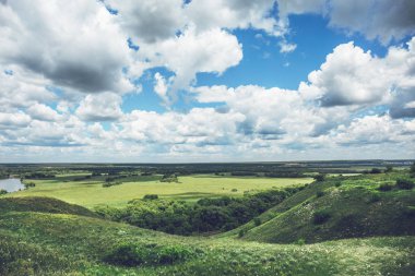 Güzel doğal peyzaj. Yeşil tepeler ve alanları, parlak mavi gökyüzü bulutlu