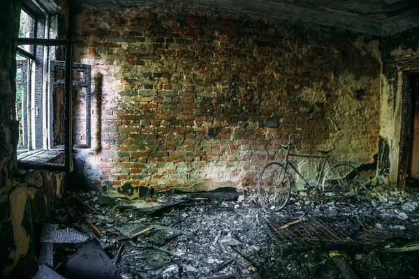 Interior de un apartamento incendiado en un edificio de apartamentos — Foto de Stock
