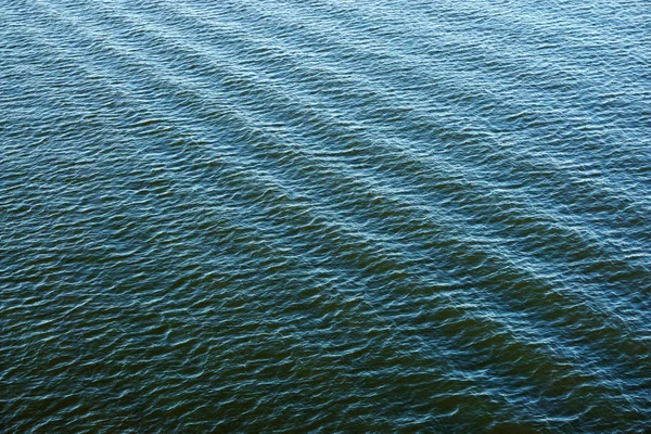 Onda contraste superficie fondo de agua azul — Foto de Stock