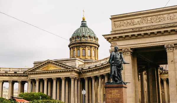 Colonnade, monument van veldmaarschalk Barclay De Tolly en koepel met gouden kruis op Kazansky kathedraal — Stockfoto