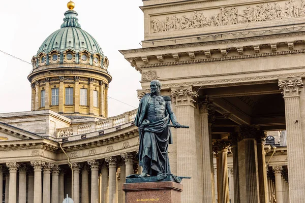 Памятник фельдмаршалу Барклаю де Толли на фоне Казанского собора в Санкт-Петербурге — стоковое фото