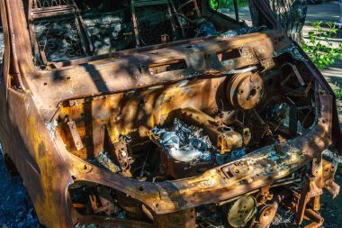 Yangın paslı terk edilmiş araba sonra yandı