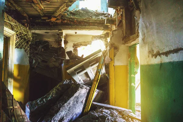 Зруйнований покинутий будинок після катастрофи — стокове фото