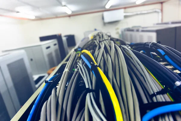 Cavi di connessione di rete nel data center, sala server di rete all'interno. Moderna tecnologia di comunicazione router internet — Foto Stock