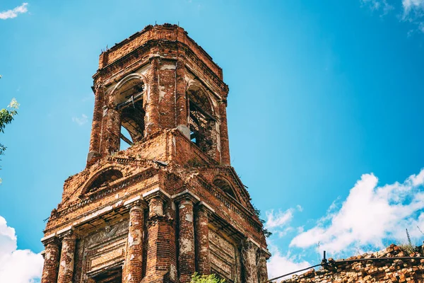 Menara bata merah reruntuhan kuno Gereja Ortodoks ditinggalkan di Yelets — Stok Foto