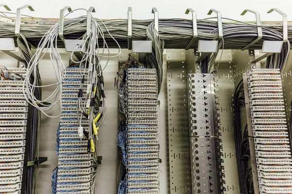 Sala server di rete interna, cavi e interruttori, spina di connessione di rete — Foto Stock