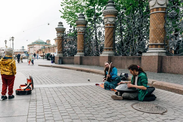 Санкт-Петербург, Россия - 30 мая 2017 года: Уличные музыканты перед Спасителем на Крови, Санкт-Петербург — стоковое фото