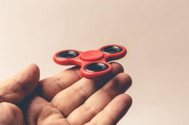 Erkek el tutmak popüler kırmızı kıpır Spinner oyuncak parmak