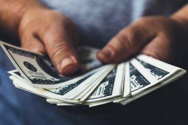 ABD Doları banknot holding adam eller tarafından fan nakit para başarı kavramı yapma, dağılın. Seçici odak para