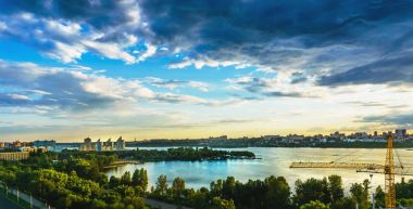 Çatıdan, sol banka, Voronezh baraj gölünün güzel dramatik panoramik havadan görünümü
