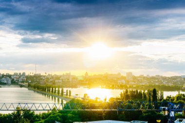Gün batımında, Voronezh çatı üstten Chernavsky Köprüsü'nün panoramik havadan görünümü